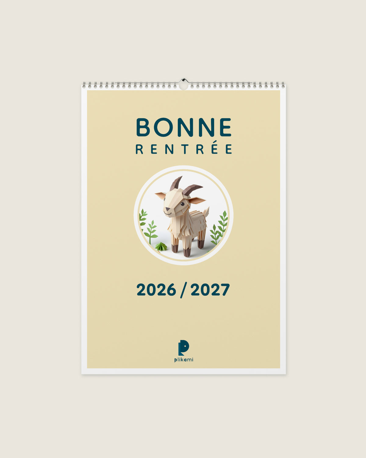 Calendrier mural à reliure spirale, couverture crème portant le titre Bonne Rentrée 2026 / 2027 et une chèvre en papier plié dans un médaillon rond.