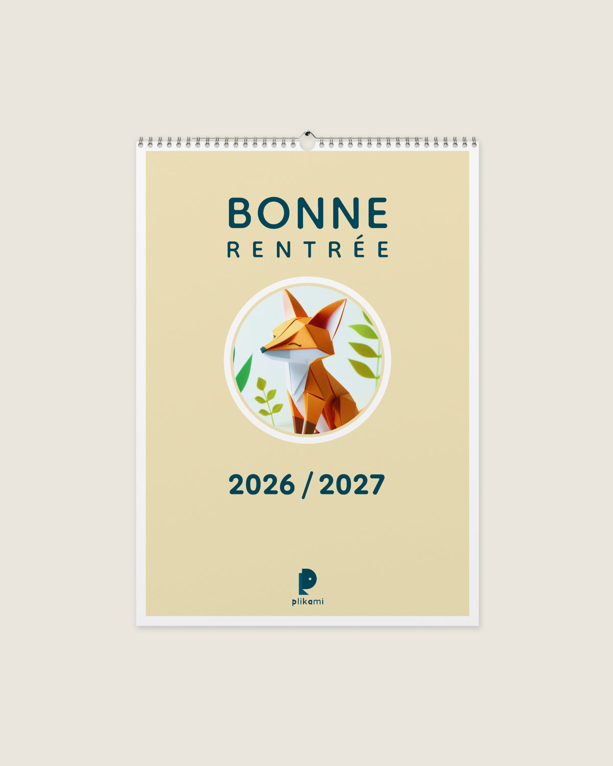 Calendrier mural à reliure spirale, couverture crème portant le titre Bonne Rentrée 2026 / 2027 et un renard en papier plié dans un médaillon rond.
