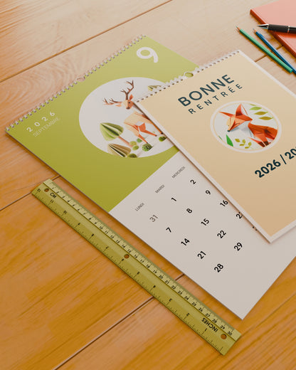 Calendrier mural Bonne Rentrée 2026 / 2027 posé sur un bureau à côté d'une règle de 30 cm, pour donner un repère d'échelle.
