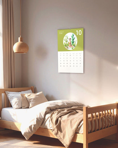 Calendrier accroché au mur d'une chambre d'enfant, au-dessus d'un lit en bois, ouvert sur octobre : un suricate en papier plié sur fond vert olive.