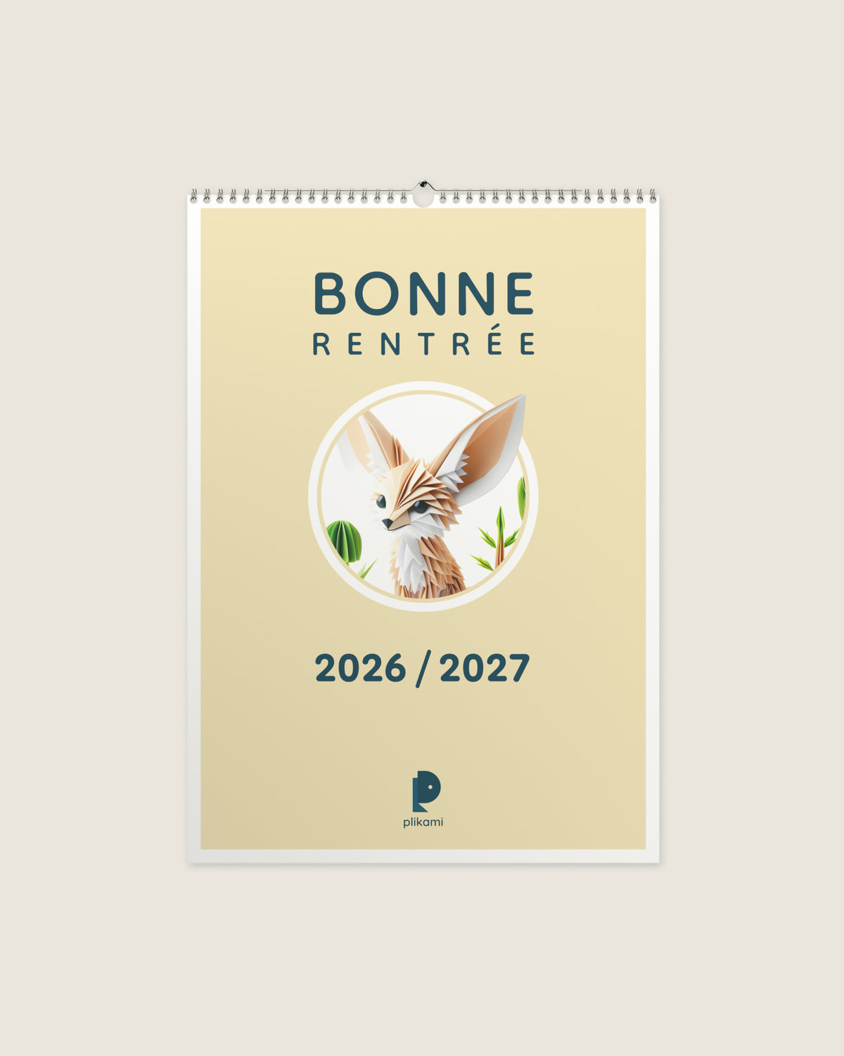 Calendrier mural à reliure spirale, couverture crème portant le titre Bonne Rentrée 2026 / 2027 et un fennec en papier plié dans un médaillon rond.
