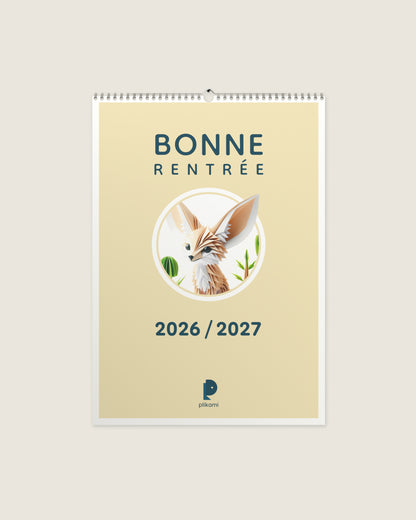 Calendrier mural à reliure spirale, couverture crème portant le titre Bonne Rentrée 2026 / 2027 et un fennec en papier plié dans un médaillon rond.