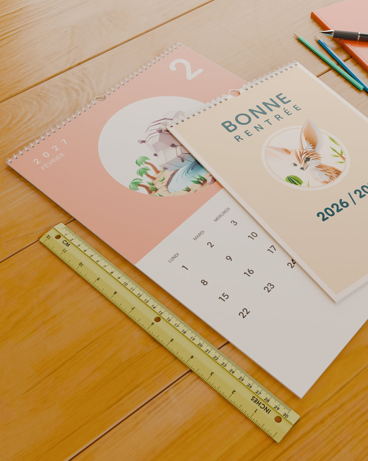 Calendrier mural Bonne Rentrée 2026 / 2027 posé sur un bureau à côté d'une règle de 30 cm, pour donner un repère d'échelle. Il est ouvert sur février : un rhinocéros en papier plié sur fond rose poudré.